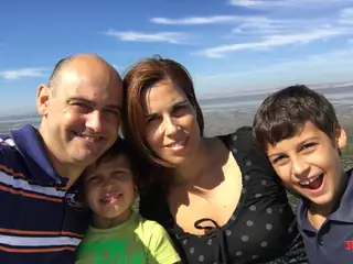  Com a mulher e os dois filhos Tiago (à esquerda) e Gonçalo (à direita)