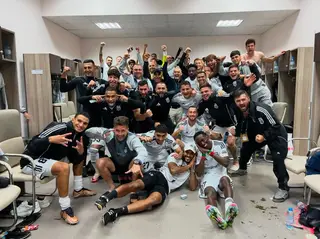 A equipa do FC Noah no balneário a festejar mais uma vitória