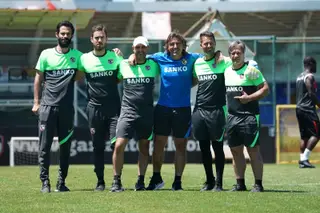 A equipa técnica do Gaziantep: Sotiris (preparador físico), Igor Dias (analista), Rui, Sá Pinto, Bruno Freitas (treinador de guarda-redes) e José Dominguez (treinador-adjunto)