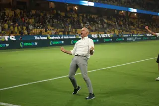 Rui Mota festeja com os adeptos do FC Noah a eliminação do AEK na Conference League