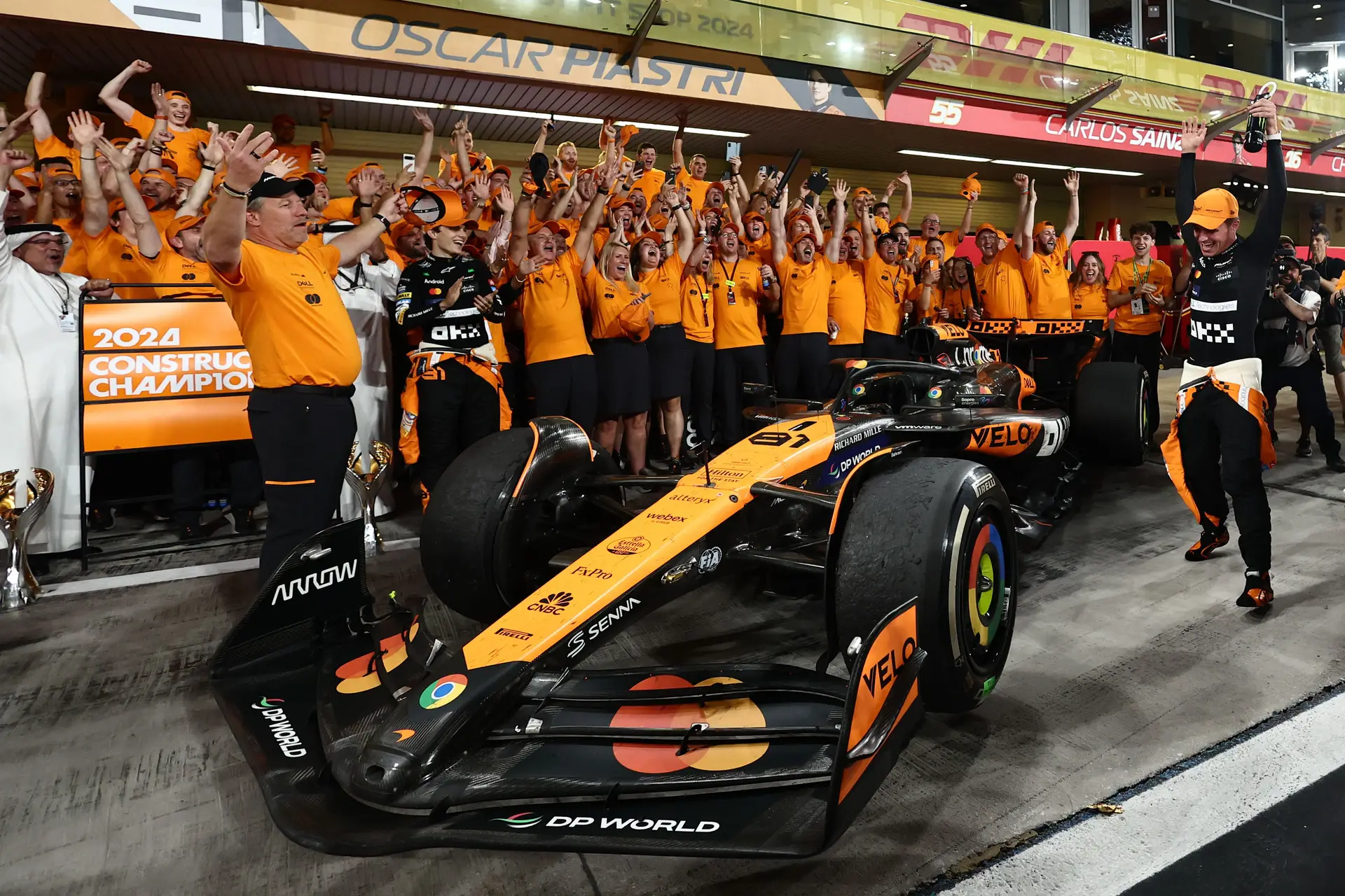Há 18 meses, a McLaren era a pior equipa da Fórmula 1. Agora voltou à glória de outrora, graças a Brown, Stella e Lando