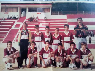 Marco (3º em baixo a partir da direita) iniciou o percurso futebolístico no Sesimbra