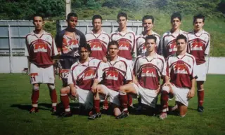 O avançado (2º à direita em baixo) jogou ao lado do irmão (1º à direita em baixo) no Sesimbra até aos 20 anos