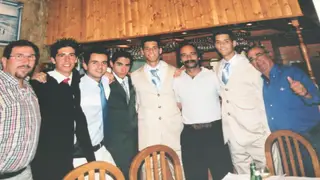 Foto do jantar de campeões de juniores do Grupo Desportivo de Sesimbra. A partir da esquerda: Treinador Canana, Tiago Gatinho, Eduardo Bolacha, Eduardo, Marco, pai do Marco, Flávio e um dos diretores das camadas jovens 