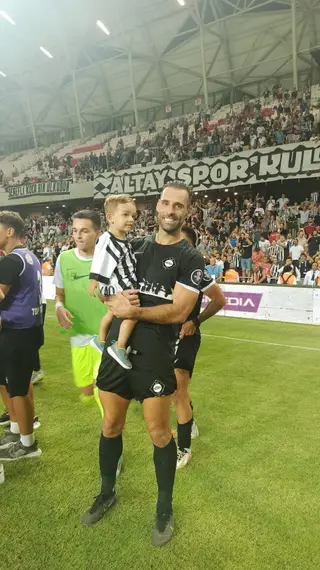 Com o filho ao colo após um jogo pelo Altay