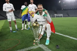Com a taça de campeão da II liga turca, pelo Altay, em 2020/21