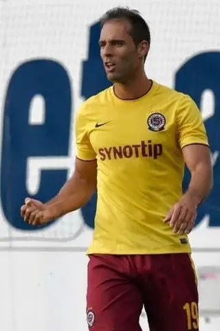 Em 2015 avançado jogou pelo Sparta de Praga, da Chéquia