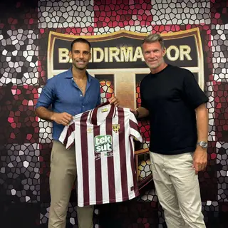 Marco e o seu empresário Fredrick Risp, após assinar pelo Bandirmaspor, da Turquia
