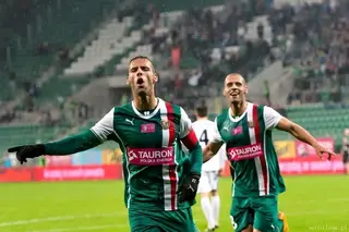 Marco a festejar um golo pelo Slask Wroclaw, com o seu irmão atrás 