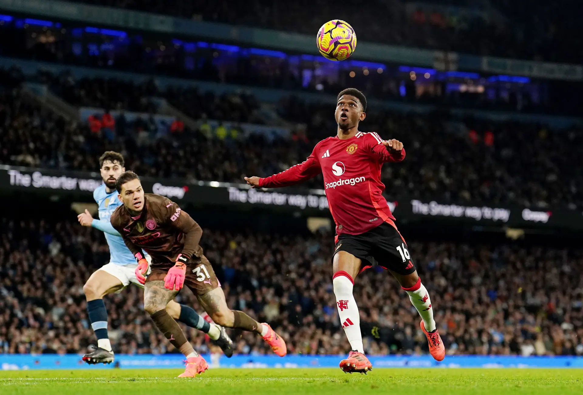 O futebol não é bonito por estes dias em Manchester, mas Ruben Amorim levou a estrelinha com ele para a Premier League