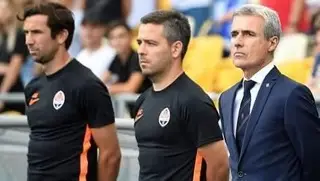 Em 2019/20, Filipe Çelikkaya (no centro) foi adjunto de Luís Castro (à direita) no Shakhtar Donetsk, da Ucrânia