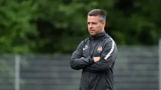 Çelikkaya a assistir ao treino do Shakhtar