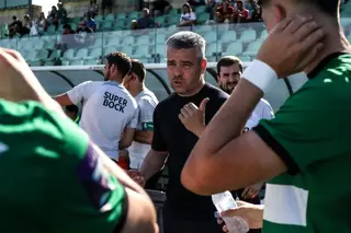 O treinador da equipa B do Sporting a dar indicações aos jogadores