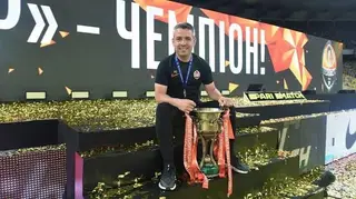 Çelikkaya com a taça de campeão da Ucrânia, m 2019/20