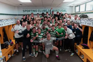 Çelikkaya (de preto à esquerda) festeja a passagem às meias-finais da Youth League, após vitória por 1-0 ao Liverpool