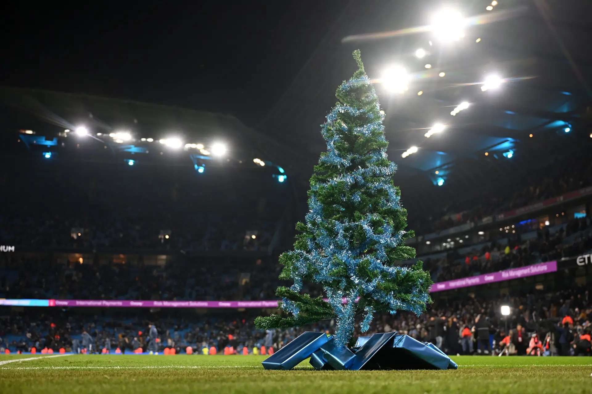 A magia do boxing day, o dia mais especial do futebol em Inglaterra, vai falar mais português do que nunca