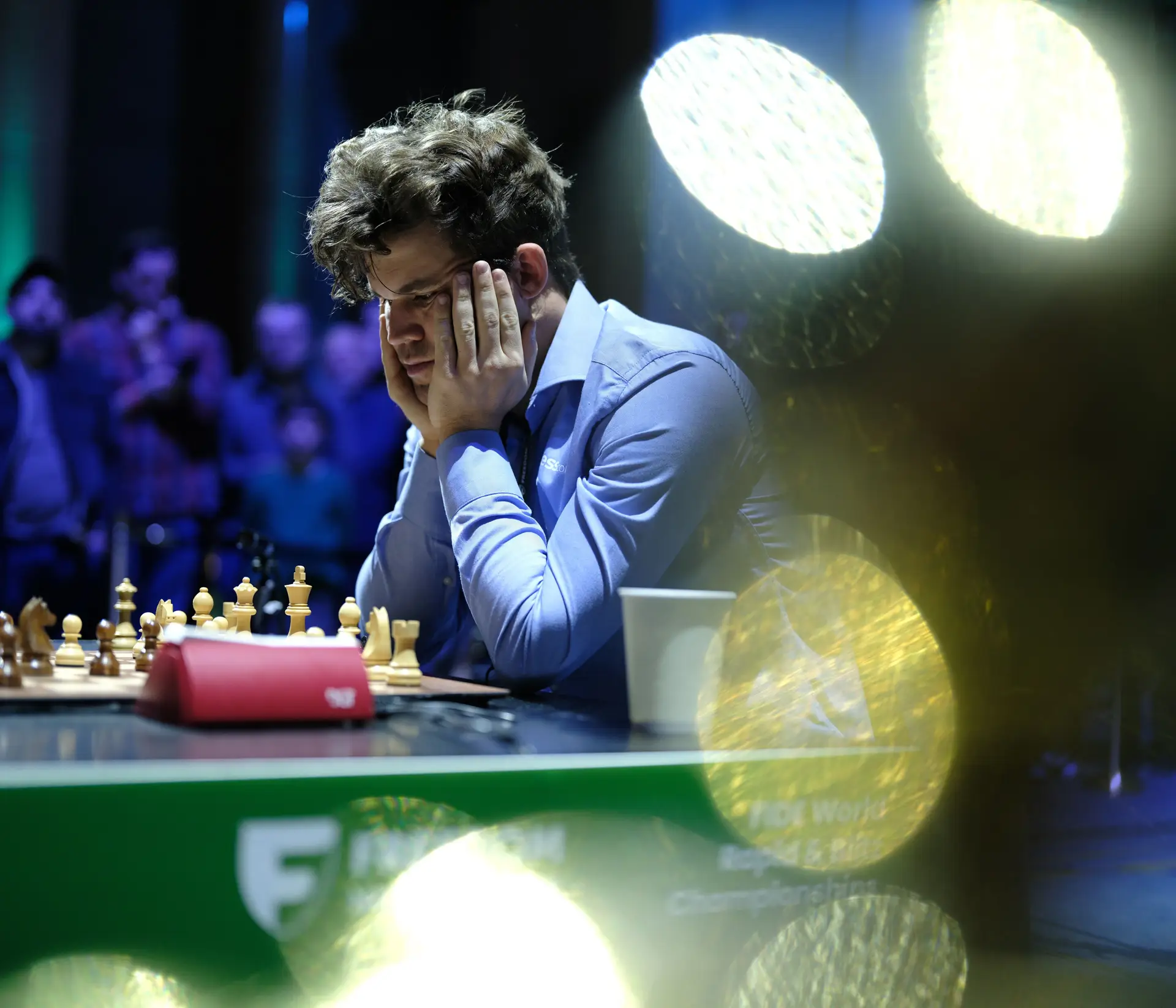 Magnus Carlsen foi multado no Mundial de xadrez rápido ao aparecer de calças de ganga. Por uma “questão de princípio”, abandonou o torneio