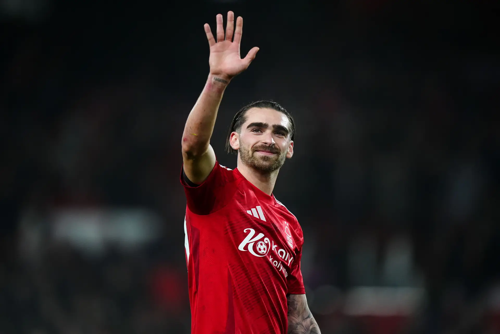 Os amigos que Jota Silva fez na distrital agora viajam para o verem na Premier League, onde Grealish lhe pergunta se é gémeo dele