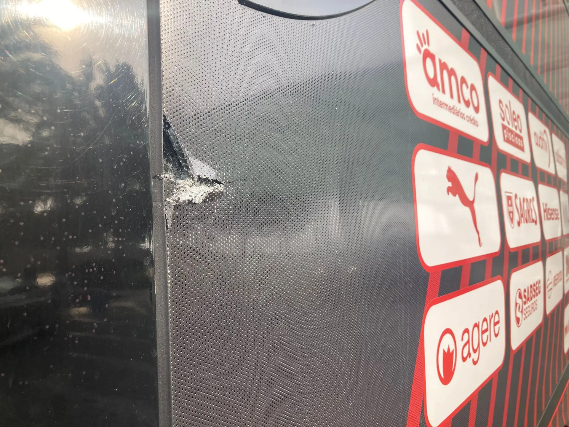 Autocarro do SC Braga atacado à pedrada por "15 encapuzados vestidos de negro"