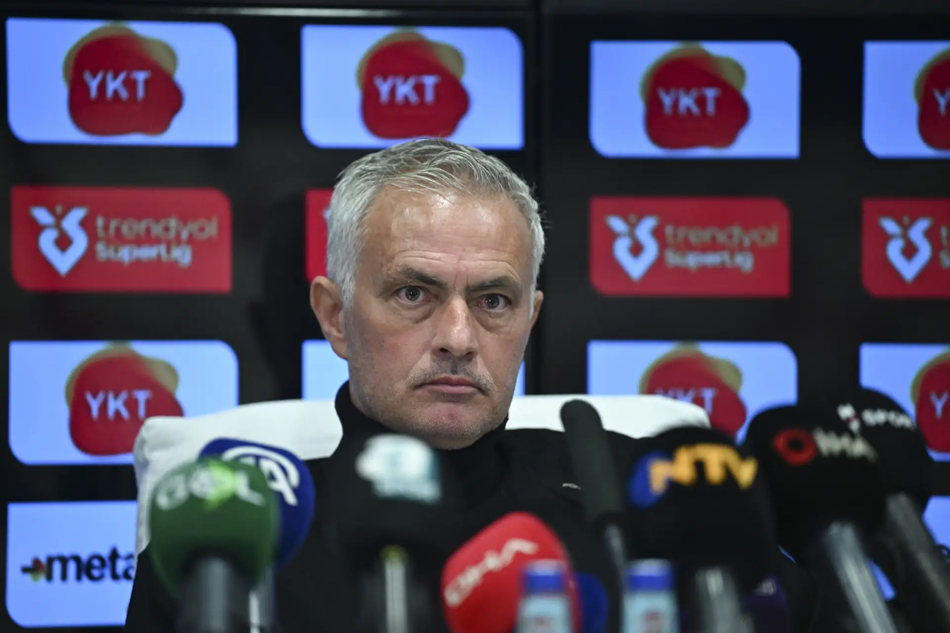 José Mourinho, o cavaleiro solitário, volta ao ataque contra o “sistema” do futebol turco: “Neste país as pessoas têm medo do quê?”