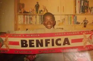 Bruno em criança com o cachecol do Benfica
