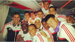 O guarda-redes (2.º à esquerda) no autocarro do Benfica com a equipa B, em 2014