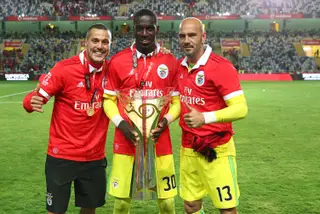 Júlio César, Bruno Varela e Paulo Lopes com a Supertaça coquistada em 2017 