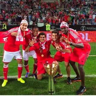 Bruno (à direita) festeja a conquista a Supertaça em 2014