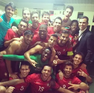 O guarda-redes (no meio de verde) festeja com os colegas da seleção portuguesa o apuramento para o Europeu 2015