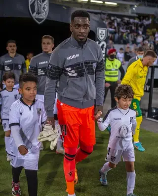 Bruno Varela a entrar em campo, pelo V. Guimarães, com o filho pela mão (à esquerda)