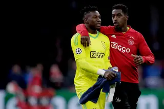 Bruno Varela abraçado a Onana, colega no Ajax