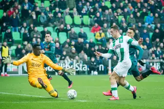 Bruno Varela tenta defender uma bola do Kaj Sierhuis, do FC Groningen, durante um jogo do campeonato neerlandês
