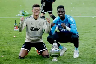 David Neres e Bruno Varela celebram a conquista do campeonato pelo Ajax, em 2019