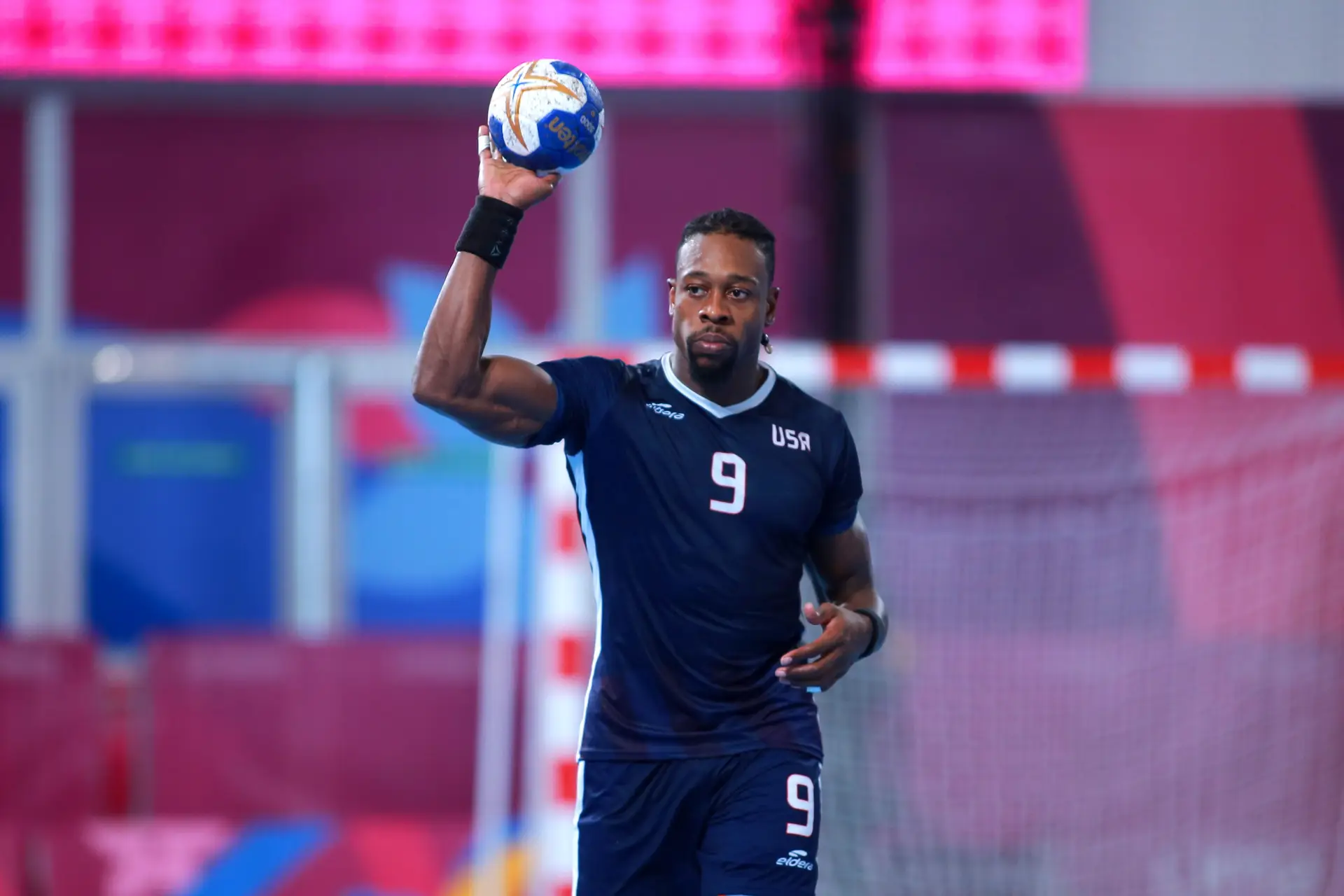 A vida dupla de Gary Hines: uma carreira no “Ninja Warrior”, outra no andebol. E Portugal vai levar com ele no Mundial