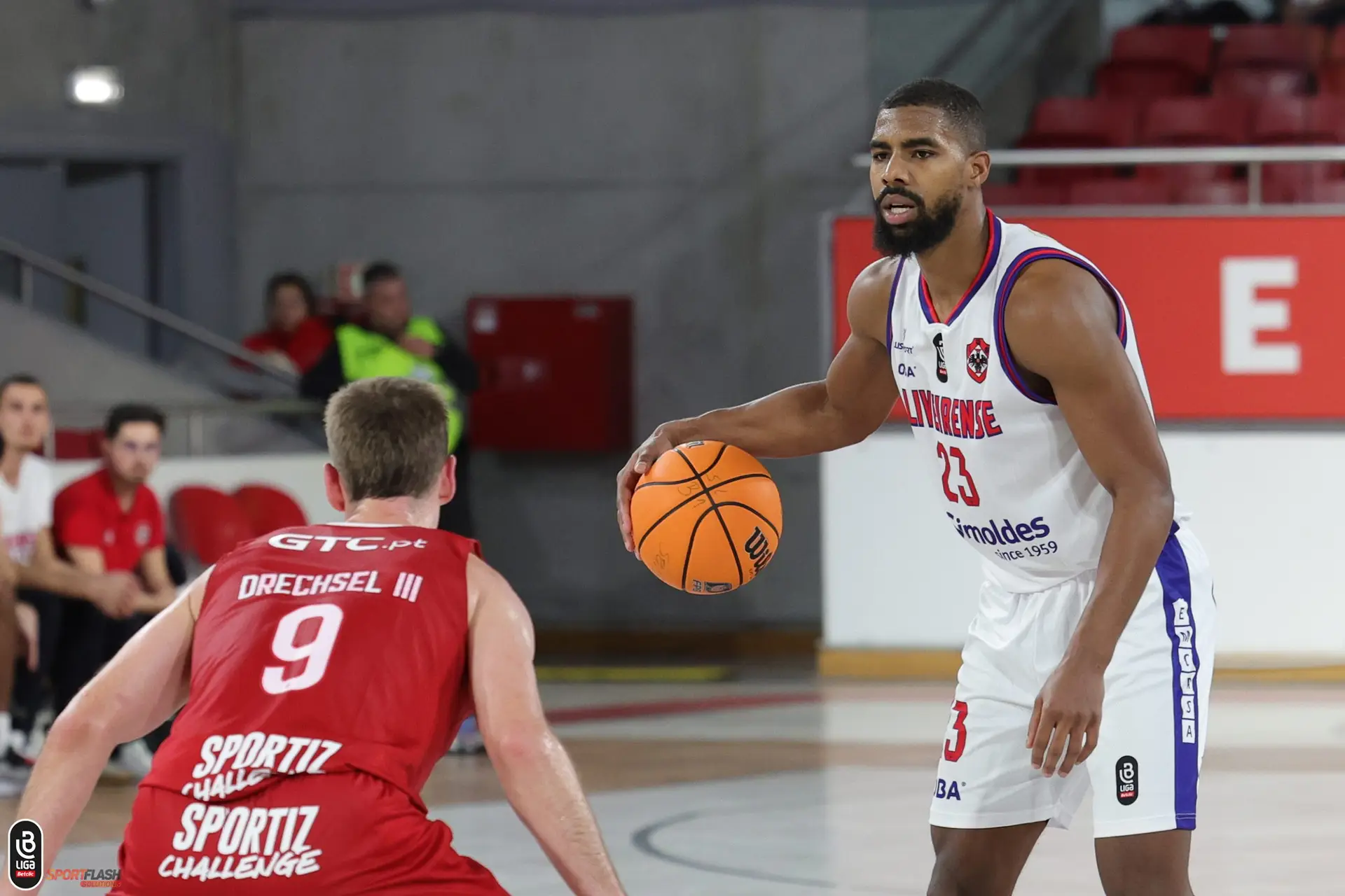O MVP da liga de basquetebol foi considerado uma ameaça à ordem pública e impedido de continuar a jogar em Portugal