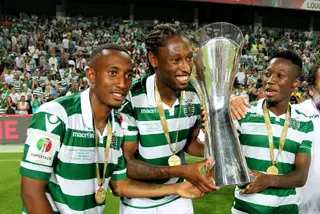 Gelson Martins, Rúben Semedo e Carlos Mané com a Supertaça conquistada pelo Sporting em agosto de 2015