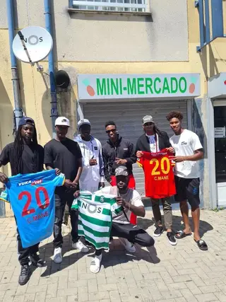 Os amigos do bairro da Quinta do Mocho, com algumas das camisolas que Mané vestiu