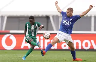 O extremo (à esquerda) em ação pelo Rio Ave