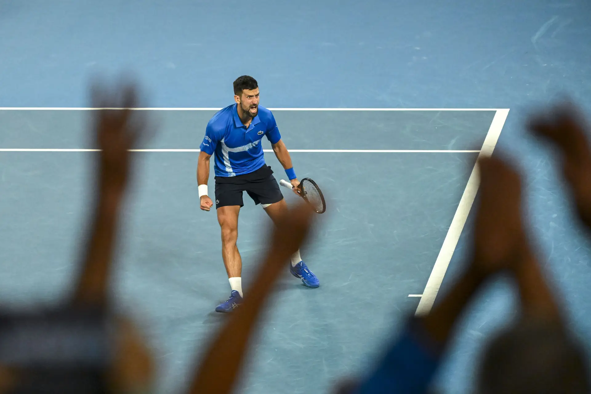 Mesmo a tomar medicamentos e preso por ligaduras, Djokovic lembrou a Alcaraz que ainda é Djokovic