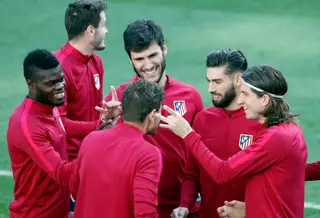 O guarda-redes português (de frente ao centro) num momento de convívio no treino do Atlético de Madrid