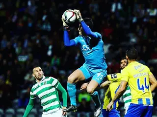 A segurar uma bola, pelo União da Madeira