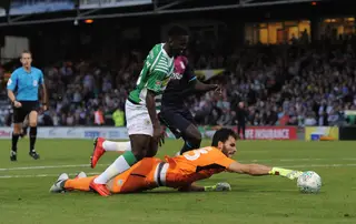 André tenta segurar a bola, durante um jogo da Taça de Inglaterra, frente ao Yeovil Town