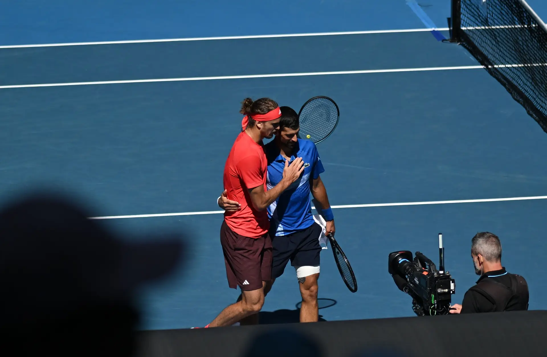 A mazela de Djokovic fê-lo desistir e Zverev vai jogar a final do Open da Austrália