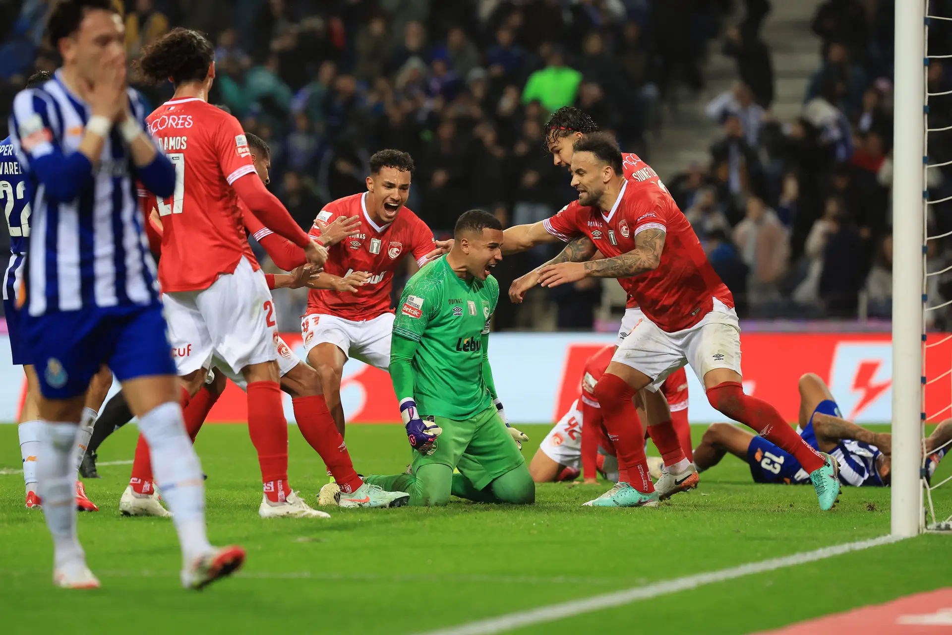Foi mais uma noite estrambólica do FC Porto na distopia que é a sua vida recente