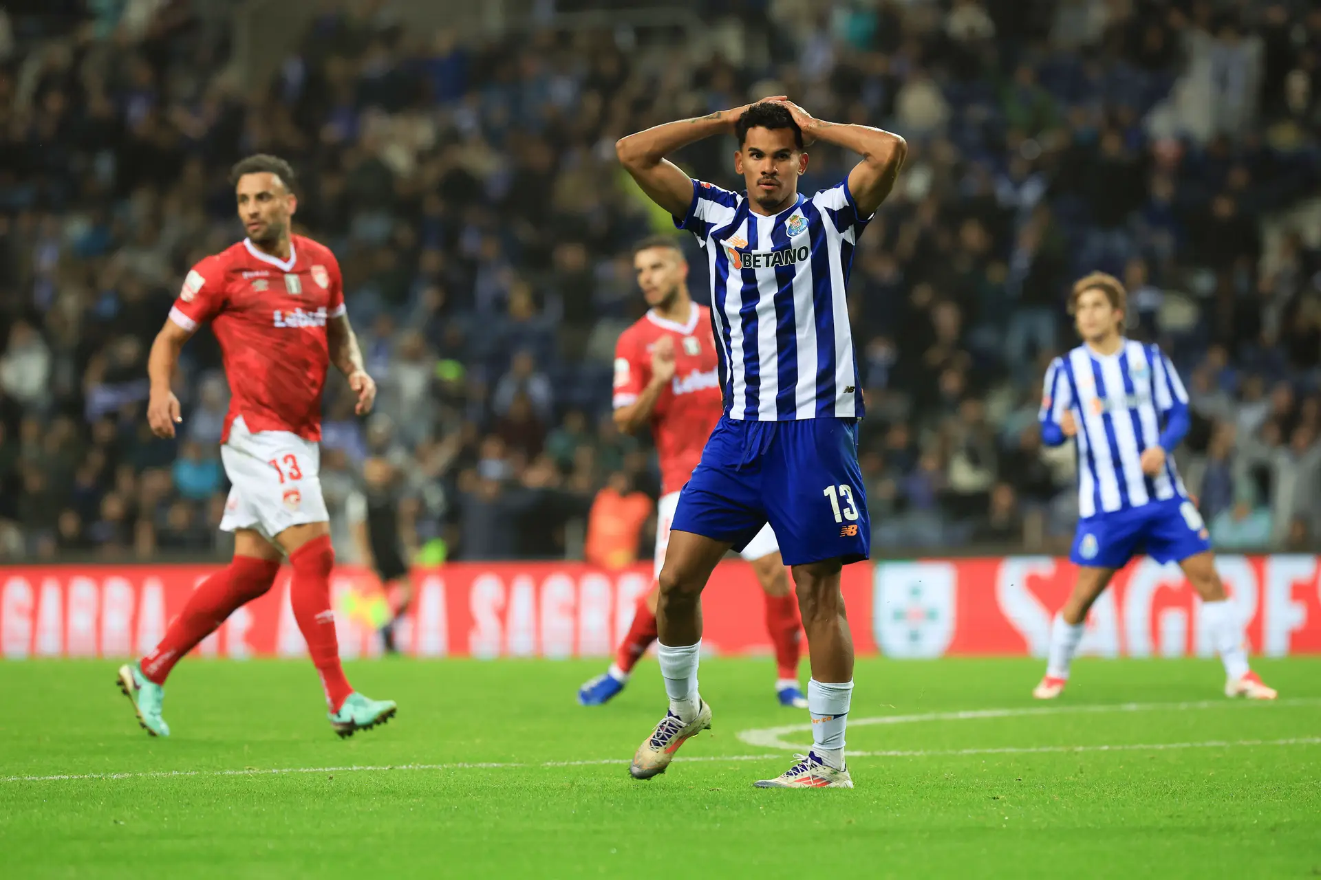 Foi mais uma noite estrambólica do FC Porto na distopia que é a sua vida recente
