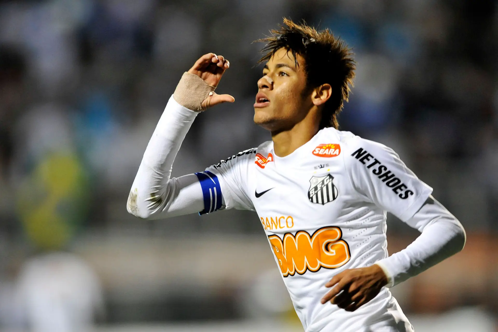 Regressa a alegria, canta-se o “Eu quero tchu, eu quero tcha”, dança-se o “Ai se eu te pego”: Neymar está de volta ao Santos