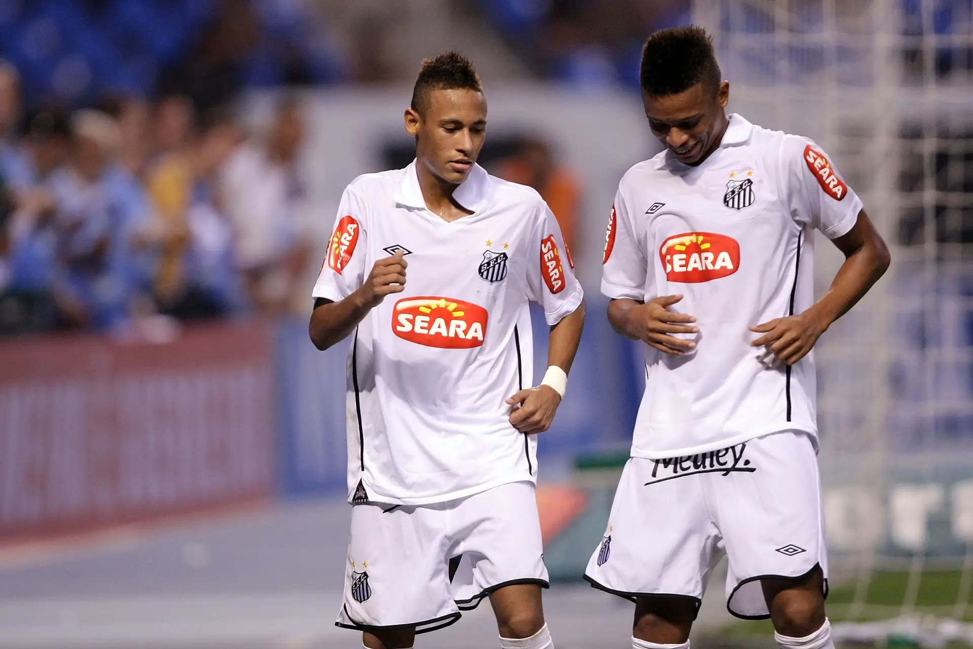 Regressa a alegria, canta-se o “Eu quero tchu, eu quero tcha”, dança-se o “Ai se eu te pego”: Neymar está de volta ao Santos