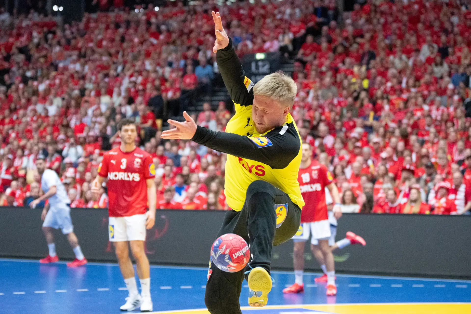 Emil Nielsen, a última (grande) barreira entre Portugal e a final do Mundial de andebol, viveu meses na escuridão e conhece a tragédia