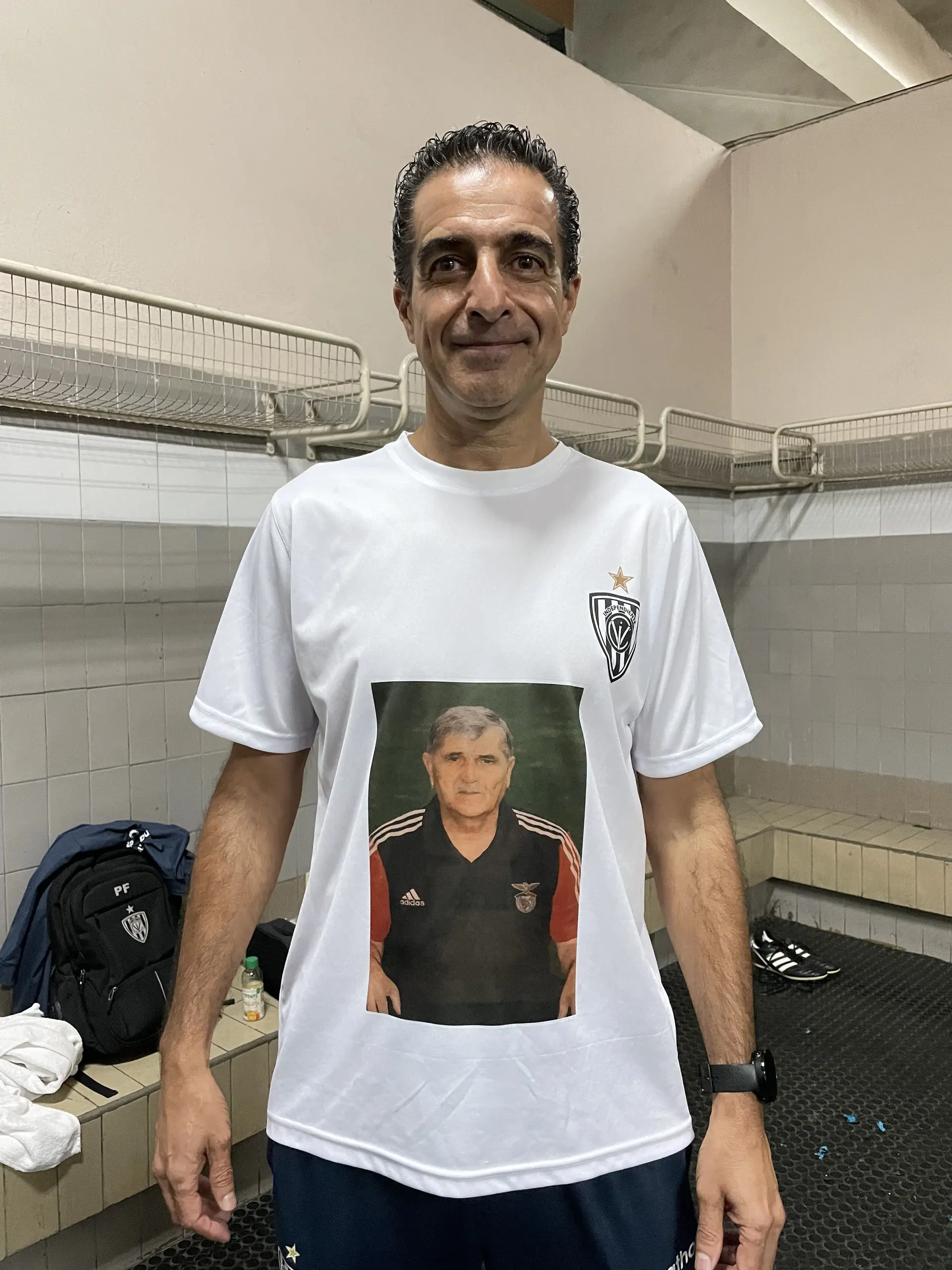 Renato Paiva veste uma t-shirt com a foto de Jaime Graça, a pessoa mais importante na sua carreira