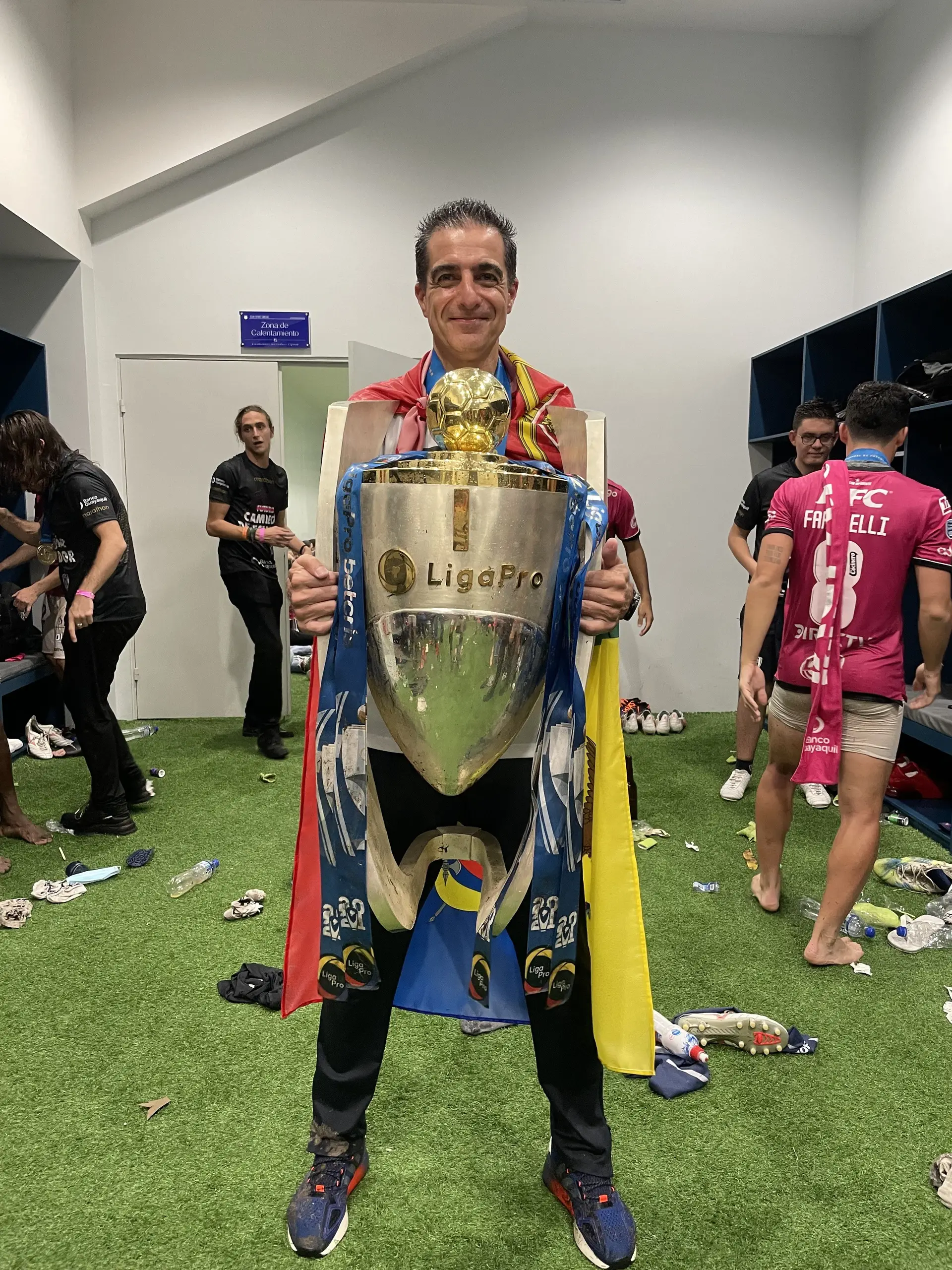 Renato Paiva com a taça de campeão do Equador